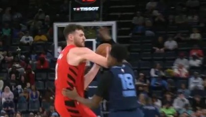 开云体育下载-生涯首次被驱逐！杨瀚森队友克林根肘击吃二级恶犯 黯然离场