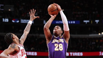 开云体育入口-轰23分+4记三分！湖人27岁悍将再闪耀：10胜1负定律上线