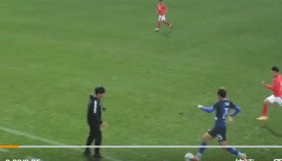 开云-雷人操作！中冠赛场主帅场边伸腿绊倒对方进攻球员