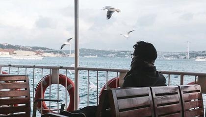 开云官网-有求必应，J.Cole在更衣室里给队友疯狂签名