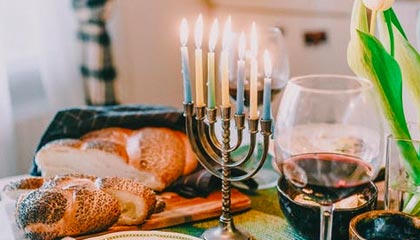 kaiyun-安东尼奥教练组半决赛前为球员准备惊喜，播放家人的助威视频